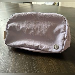 EUC Lululemon belt bag lavender fog 1L crinkle